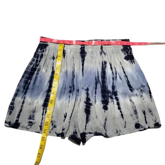 Loose Fit Tie Dye Shorts - Picture 8 of 8
